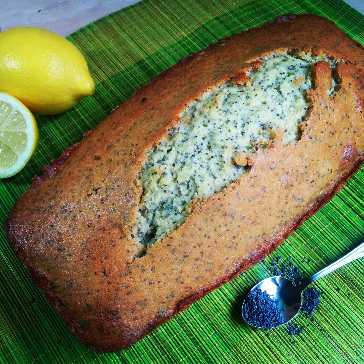 gateauxespagne's tweet photo. Le #blog reprend ! 🎉 🌌 🎊 Après une longue absence, bientôt une nouvelle #recette 😋 #cake #citron #pavot sur ➡ https://t.co/bPbHotJPvG https://t.co/X80VGwfdCN