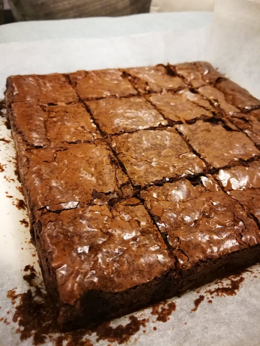 ในฐานะที่เราทำขนมอร่อย (คนที่กินบอกมา) เราแจกบราวนี่ชอคสุดฟิน (เราใช้ชอคจากซานฟราน) อบให้เลยหนึ่งถาดเต็มๆ อบแบบสดใหม่ให้เลยถ้า มรญ มง รีๆๆๆๆใกล้หมดเวบาแร้น (รูปบราวนี่อยู่ด้านใน ละจะน้ำลายไหลอิอิ) #MissUniverse #THAILAND