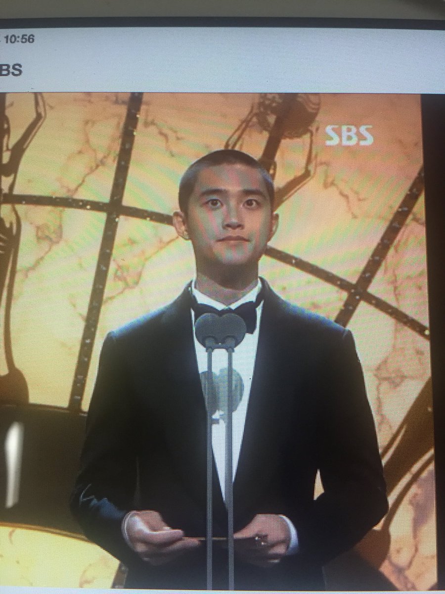 아니 경수😳😳😳작품상 시상자로😭😭😭😭😭😭😭늦게나마 감사하다고 직접 수상소감도 했네요 경수야 다시 한번 축하해🎉🎉🎉😍😍😍