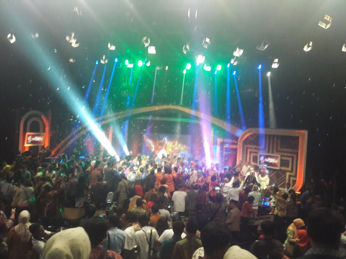 fajrinherris's tweet photo. Sampai jumpa tahun 2018 Anugrah Pesona Indonesia

#APiawards2017
#LiveAPI2017
#AnugerahPesonaIndonesia https://t.co/yGCyJw9UIM
