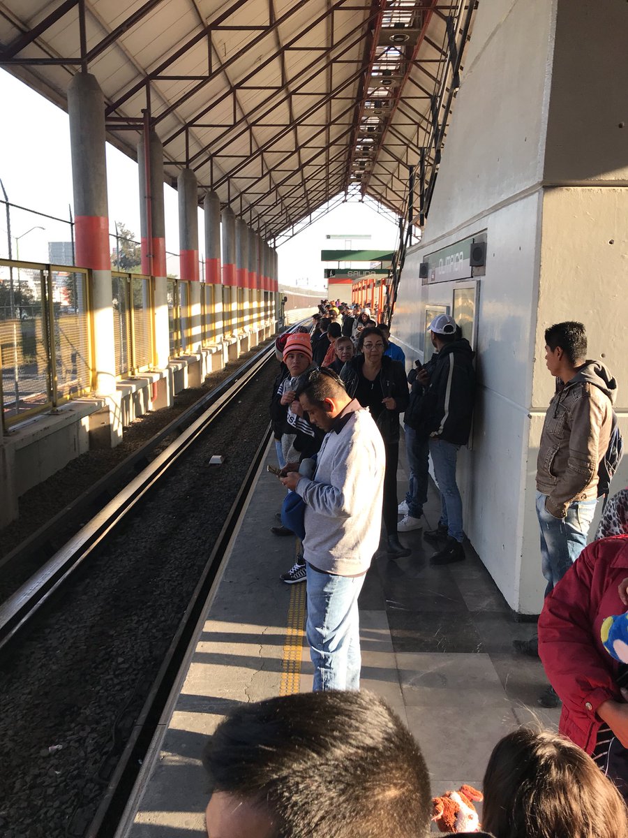 Gorduff's tweet photo. @MetroCDMX aún siguen cambiando la llanta del metro en la línea B ? #LB https://t.co/rgjn3ee01c