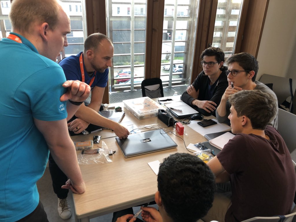 Jeromeavot's tweet photo. Coaching des étudiants au #HackathonUTC ! Ça fourmille d’idées innovantes ! @hackathonutc @Faurecia https://t.co/8VhUqWC9XM