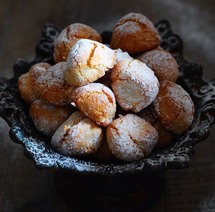 Cucina_Italiana's tweet photo. Brutti ma buoni, perfetti per un giorno di pioggia. Mescolate 100g farina di mandorle, 80g di zucchero a velo, 1 albume. Modellate delle palline e infornatele a 180 C per 12-15' #lanuovacucinaitaliana #incucinaconLCI https://t.co/JMt1i2paDx