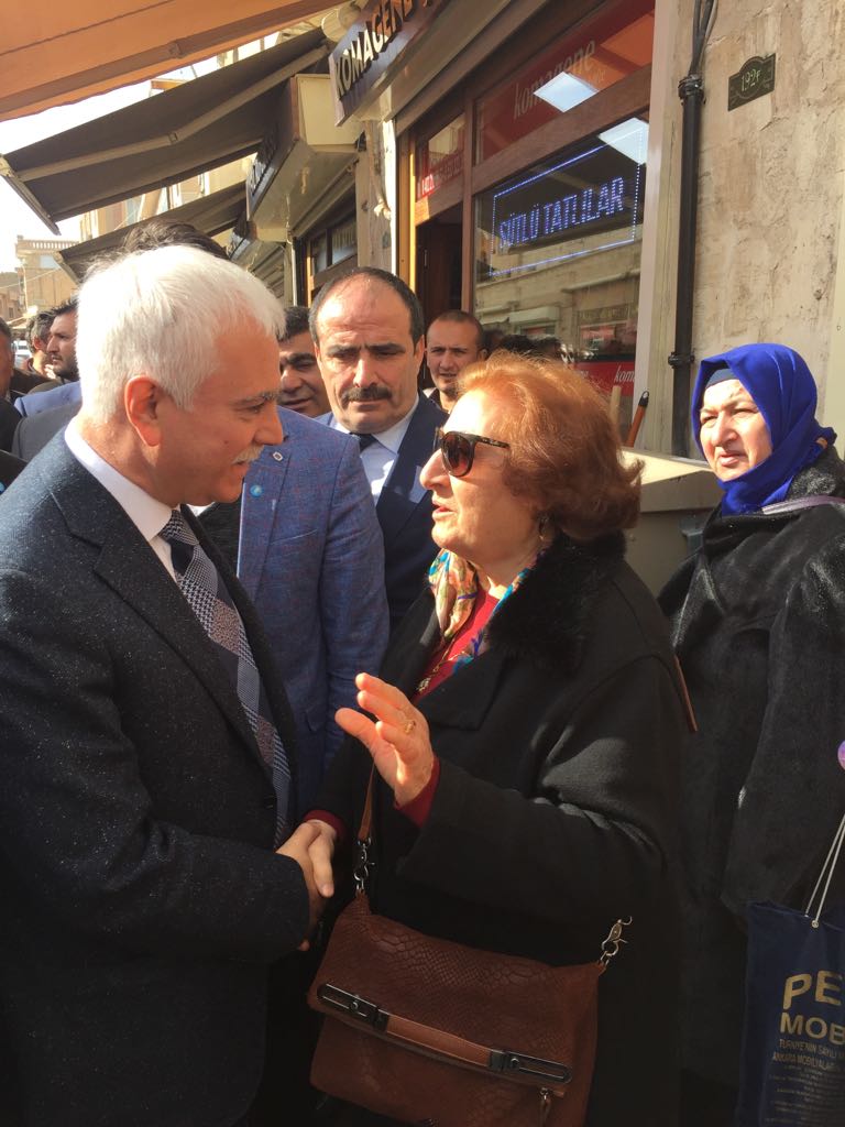 korayaydintr's tweet photo. Milletimizi dinliyoruz... Oturup siyaset yapma devri bitti. Sokak sokak, cadde cadde milletimizle bir araya geliyoruz. Bugün de Mardin'deyiz... Mardinli vatandaşlarımız ülkemizin birlik ve bütünlüğüne inanıyor. Ve bir de umutları var... Mardin de Türkiye de İYİ olacak diyorlar. https://t.co/pRfgkyejuH