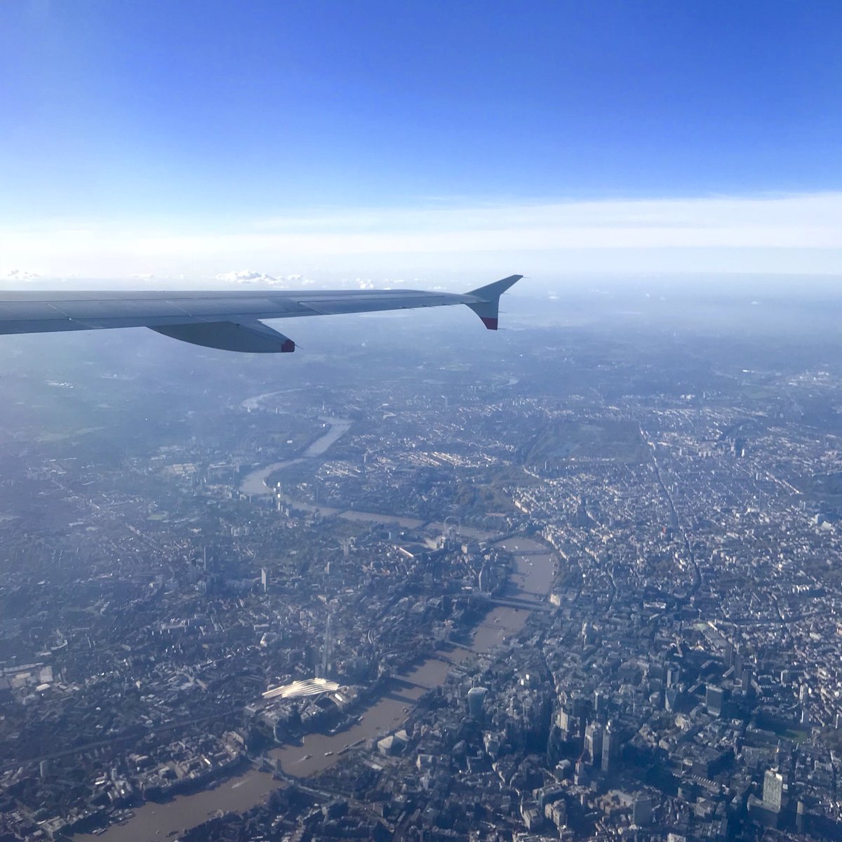 _OnTheMark's tweet photo. What a beautiful clear day of London Town...we spy the River Thames! ✈️🌏💚 #traveldistributor #beautydistribution #flyandbuy #onthemark https://t.co/u0lVyzi7yc