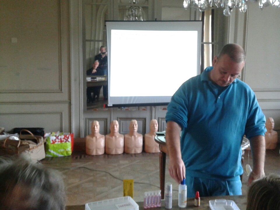 borluutjoggers's tweet photo. Cursus #EHBO voor trainers en joggers. Met ambulance Oost uit De Pinte. https://t.co/Eqzeo6zt7c