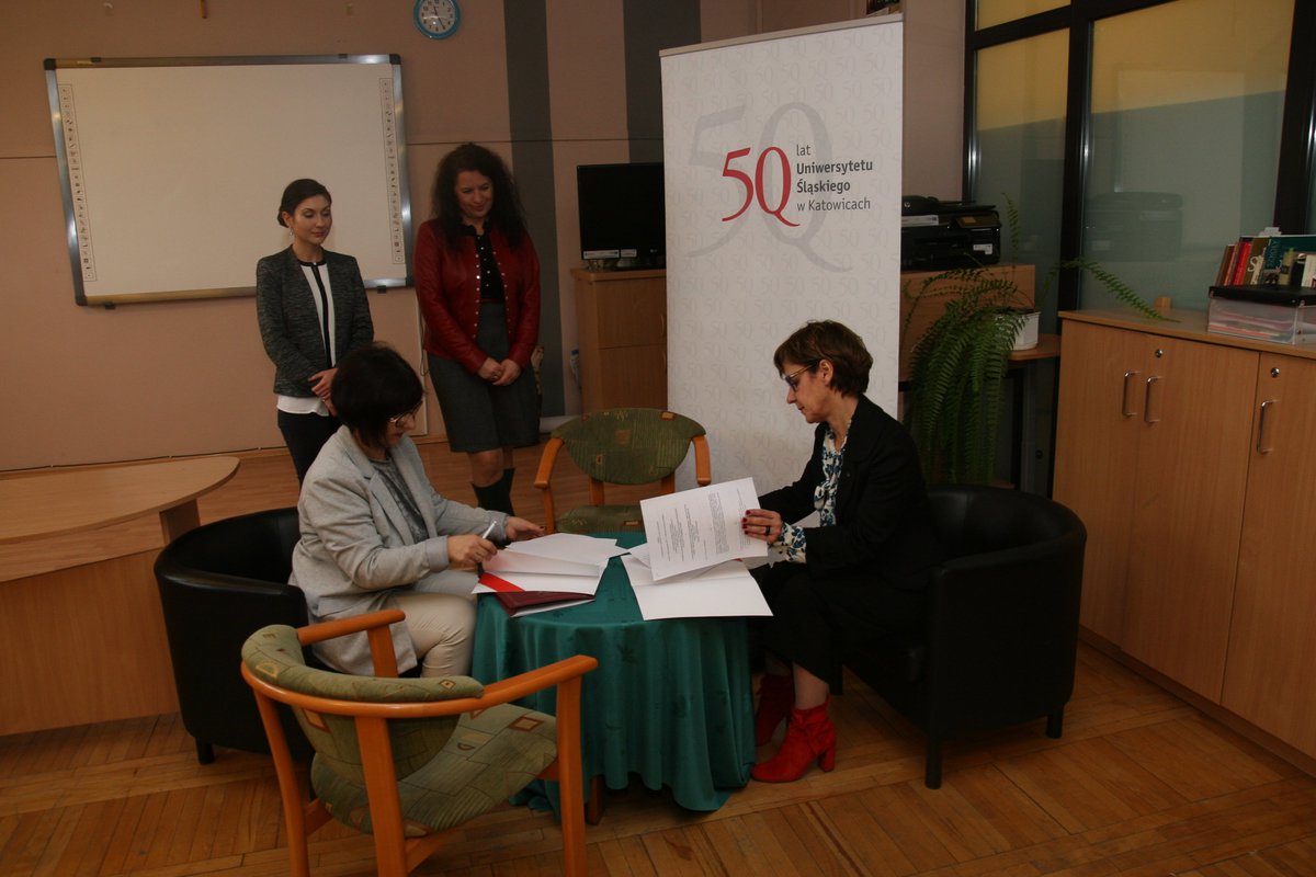 msp_us's tweet photo. 22.11.2017 nawiązaliśmy współpracę z I LO w Dąbrowie Górniczej. Umowę patronacką podpisała prof. Magdalena Pastuch (Prodziekan ds. Promocji i Współpracy z Otoczeniem). KMSP reprezentowała dr Katarzyna Frukacz. @LukasiakDG @USinKatowice #łukasiak #dąbrowagórnicza #patronat #umowa https://t.co/ShtnMbOQim