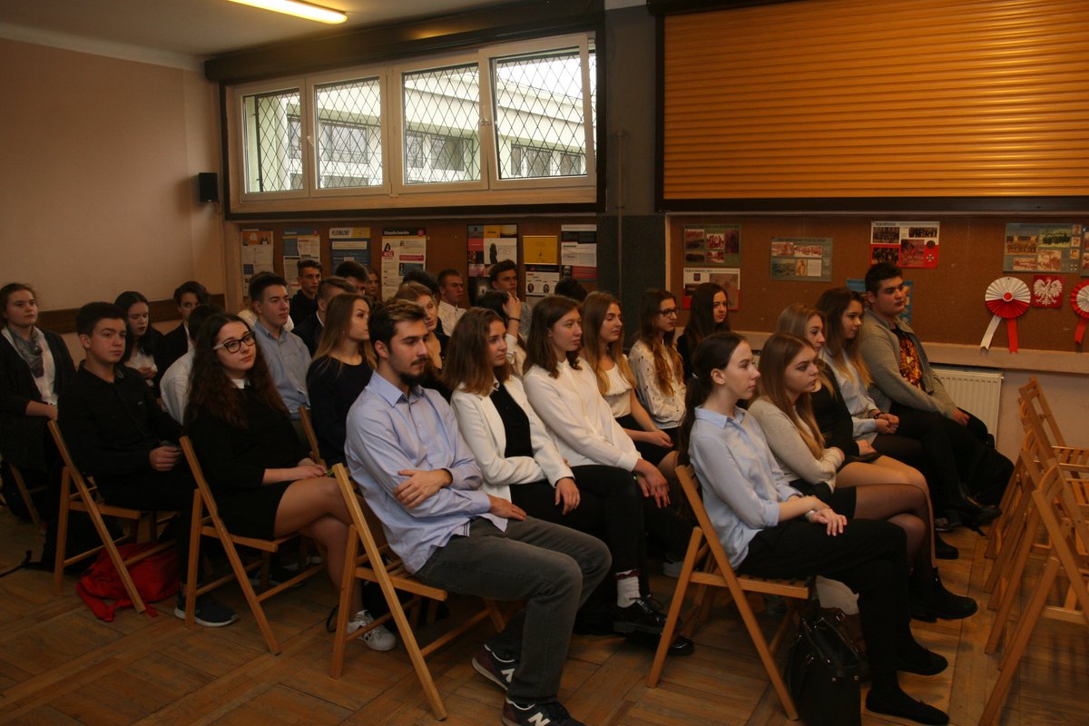 msp_us's tweet photo. 22.11.2017 nawiązaliśmy współpracę z I LO w Dąbrowie Górniczej. Umowę patronacką podpisała prof. Magdalena Pastuch (Prodziekan ds. Promocji i Współpracy z Otoczeniem). KMSP reprezentowała dr Katarzyna Frukacz. @LukasiakDG @USinKatowice #łukasiak #dąbrowagórnicza #patronat #umowa https://t.co/ShtnMbOQim
