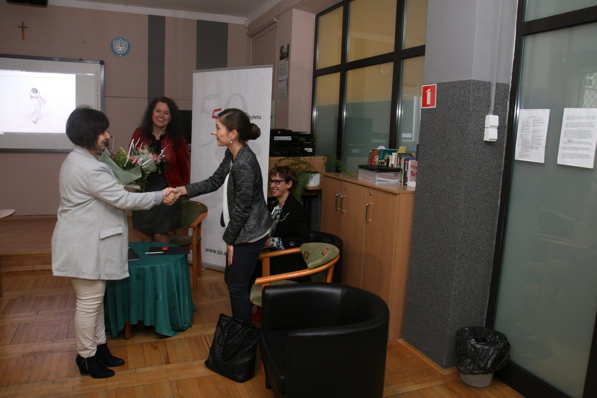 msp_us's tweet photo. 22.11.2017 nawiązaliśmy współpracę z I LO w Dąbrowie Górniczej. Umowę patronacką podpisała prof. Magdalena Pastuch (Prodziekan ds. Promocji i Współpracy z Otoczeniem). KMSP reprezentowała dr Katarzyna Frukacz. @LukasiakDG @USinKatowice #łukasiak #dąbrowagórnicza #patronat #umowa https://t.co/ShtnMbOQim