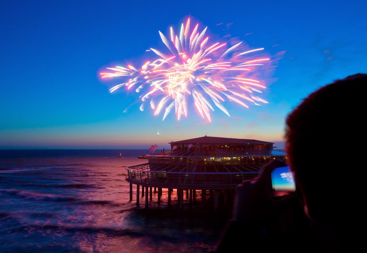 VVVDenHaag's tweet photo. Deze zondag start Wintervuurwerk Scheveningen 2017 >>> https://t.co/hjsdXn84Sw https://t.co/IgWjnEP7CG