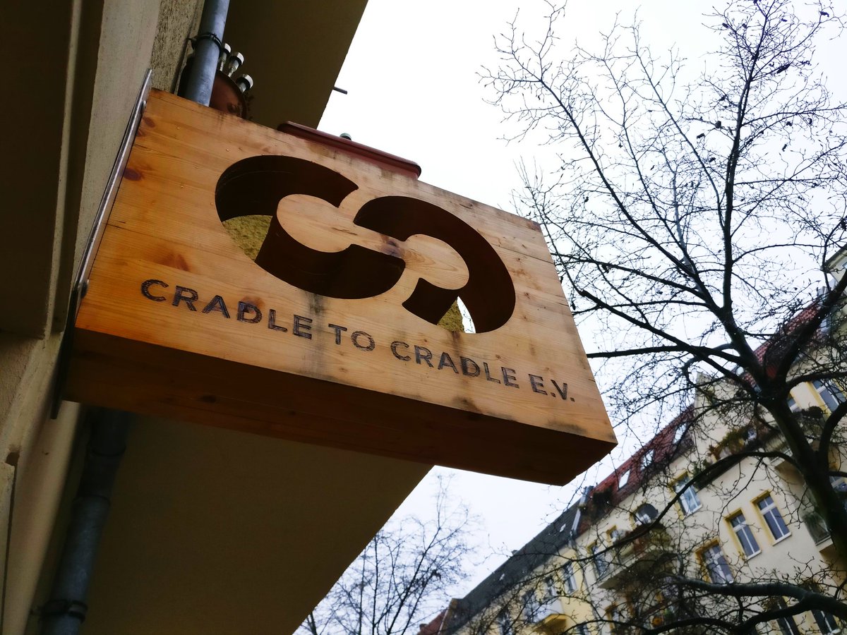 timjanssen_c2c's tweet photo. Unser Referent für Event und Congressorganisation Wolter stellt seine schönsten und schwierigsten Momente des #C2C Congress 2017 vor #C2CC17 #CradleToCradle https://t.co/DPfaxSZ8rD