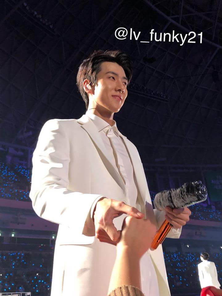 Ooh_mydear's tweet photo. ทำบุญด้วยอะไรคะ ถวายพระเจดีย์ อุโบสถ หรือ ถวายวัดเลย ม่างเอ้ยยยยย บ้าไปแล้ว ใกล้ชิดโคตรร มือแนบมือ ใกล้จนเห็นขนอ่อนๆบนหน้าน้อง(ಥ﹏ಥ) เซอร์วิสจนอยากรำเซิ้งโปงลางใส่น้องสักสามรอบครึ่งอะ
#ElyXiOnInSeoul #ElyXiOnInSeoulDay2 
#SEHUN https://t.co/duGX12TTcH