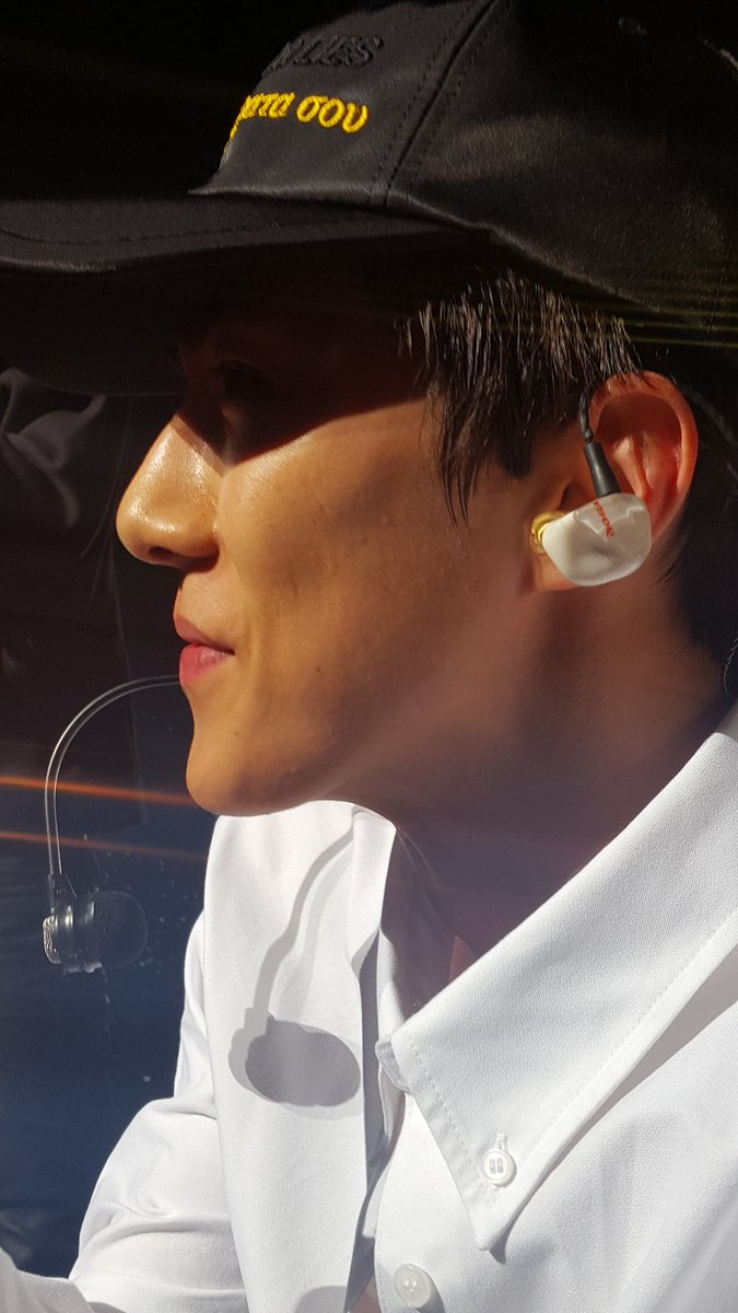 Ooh_mydear's tweet photo. ทำบุญด้วยอะไรคะ ถวายพระเจดีย์ อุโบสถ หรือ ถวายวัดเลย ม่างเอ้ยยยยย บ้าไปแล้ว ใกล้ชิดโคตรร มือแนบมือ ใกล้จนเห็นขนอ่อนๆบนหน้าน้อง(ಥ﹏ಥ) เซอร์วิสจนอยากรำเซิ้งโปงลางใส่น้องสักสามรอบครึ่งอะ
#ElyXiOnInSeoul #ElyXiOnInSeoulDay2 
#SEHUN https://t.co/duGX12TTcH