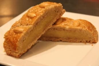 Dit recept voor gevulde speculaas komt van de banketbakker bij ons in de buurt. kookse.tv/recept/gevulde… Wat ons betreft de lekkerste #gevuldespeculaas die er is.