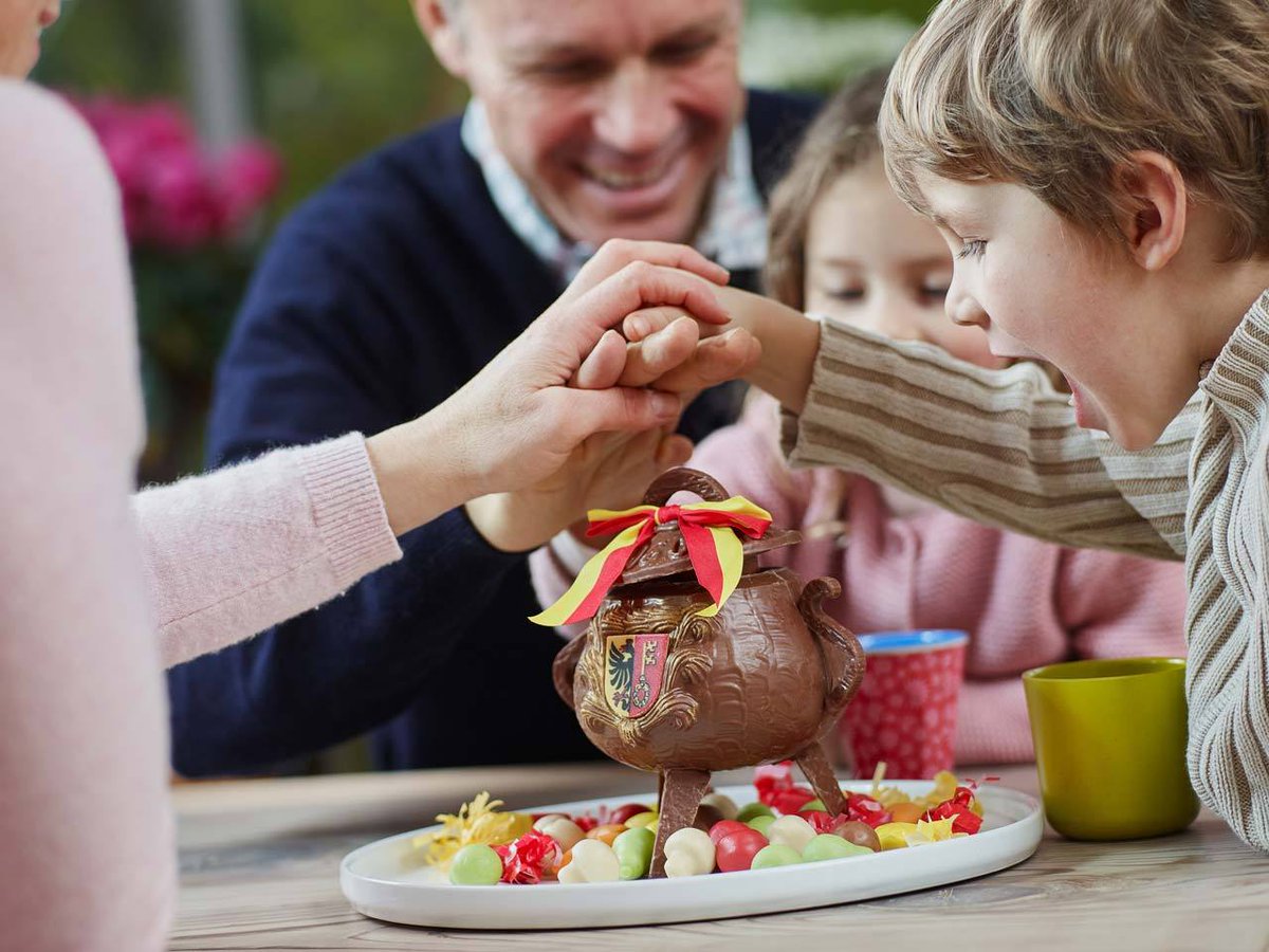 The traditional Escalade chocolate cauldrons are now available everywhere in Geneva!

Get the local tips for smashing the cauldron here ⏩ fcld.me/8TYoXF