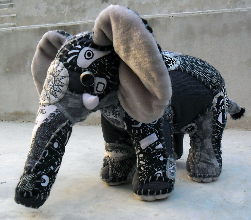 CdeMontardy's tweet photo. "Elé" est exposé à la galerie de la Perle Noire en #Agde (exposition "Palais des glaces") #Hérault Atelier : face porte cathédrale pour les petits cadeaux (#mugs, #cartespostales, #livrespenséepositive, #bijouxoriginaux...) https://t.co/zMAjnEp7GF