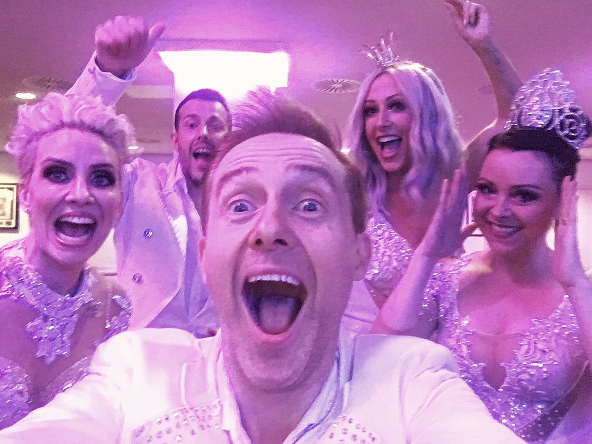 Ianhwatkins's tweet photo. 20 Years later... We SOLD OUT @TheO2 !! Thankyou to everyone who came ! What a night !! 👧🏻👱🏻👩🏼👦🏻👱🏻‍♀️#PartyOnTheDancefloor https://t.co/m8gU4zseKF