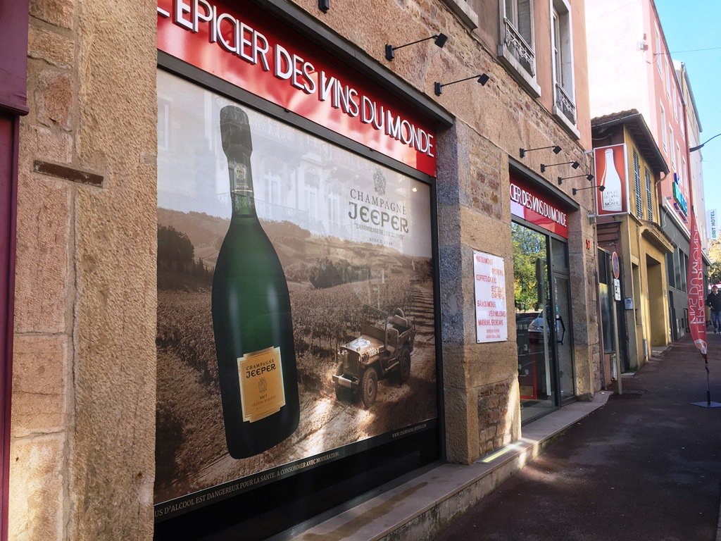 ChampagneJeeper's tweet photo. Le Jeeper Taste s'affiche en grand à #Mâcon chez L'Epicier des vins du monde! #champagnejeeper #be_jeeper #champagne #caviste https://t.co/7QW1QrHe2Q