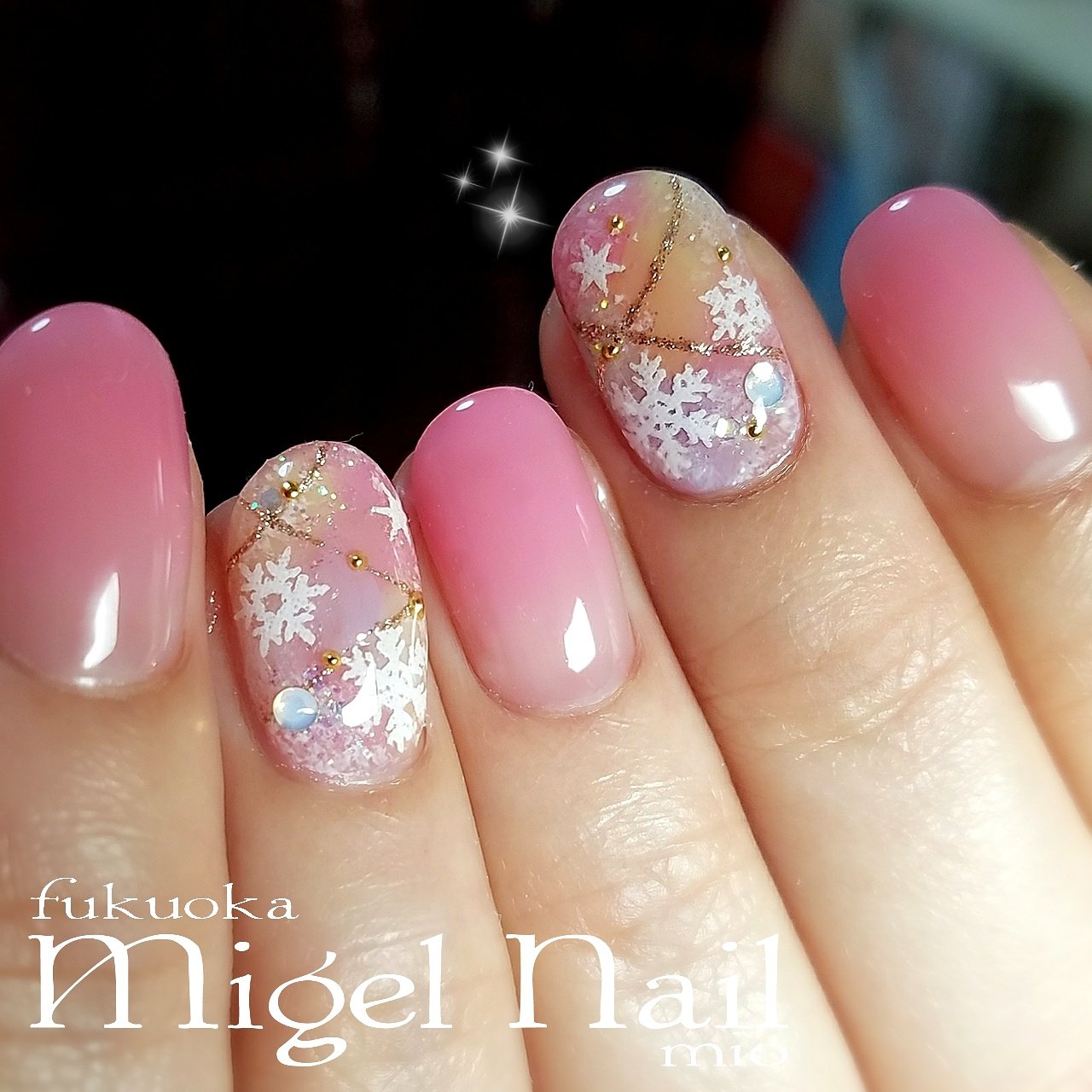 Mio 雪の結晶ネイル クリスマスにおすすめ ミジェルネイル Mio 雪の結晶ネイル クリスマス ネイル Christmasnails Christmasnail Paragel Nailbook ピンクネイル ピンクグラデーションネイル 冬ネイル Winternails 福岡パラジェル