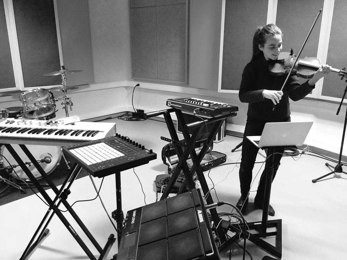 romanesanta's tweet photo. Concert ce soir à @lacoope pour la soirée Showcase🔊
Ouverture des portes 20:30 !🎉
#gratuit #Showcaseclub #electroviolon https://t.co/Y0NxKN4AZ7