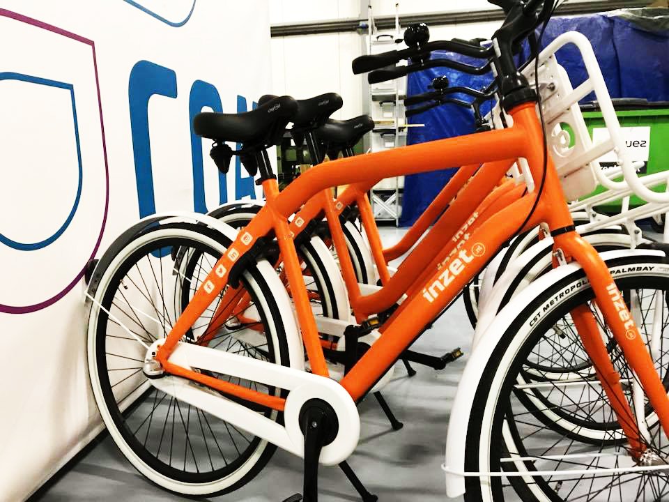 Vanaf vandaag staan deze prachtige fietsen bij ons voor de deur! #bedankt DecoCoat voor het mooie kleurtje! #oranje #duurzaam #sportief #inzet