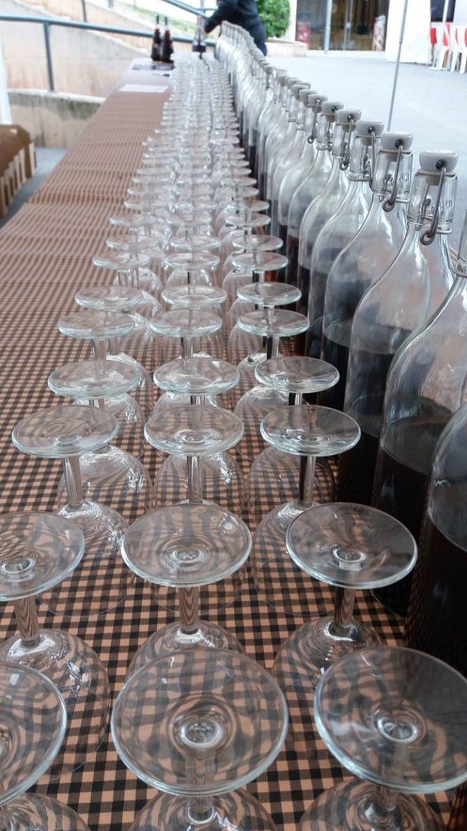 casalpanxo's tweet photo. Tot a punt al Camí del Roser per començar la gran jornada d'avui de la VIII Festa de la #Ratafia de #Berga. Us esperem amb ganes que gaudiu de la Fira de la #Xocolata i la Ratafia. No us ho perdeu! https://t.co/uTnrKhgXyQ