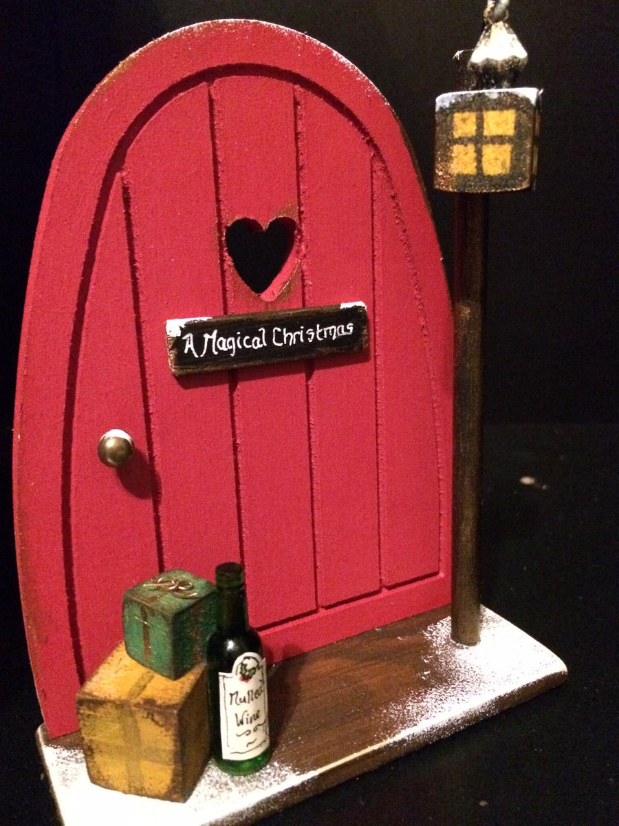 infmonkeycrafts's tweet photo. #Nantwich  farmers market. Lots of lovely unusual Christmas gifts, can be personalised #fairydoors and other magical creations 😊😊 https://t.co/2nD8LoJq4D