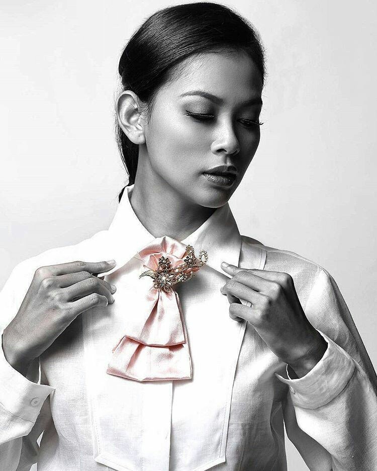 phi269's tweet photo. bunga for the crown #MissUniverse #Indonesia https://t.co/2knpF8kFjy