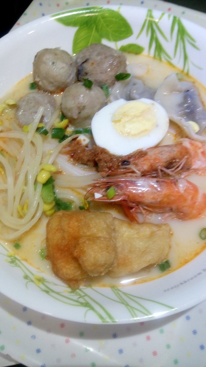 cassey161's tweet photo. Eating laksa noddles while voting 

#MissUniverse #Philippines https://t.co/NmcbE6NKAr