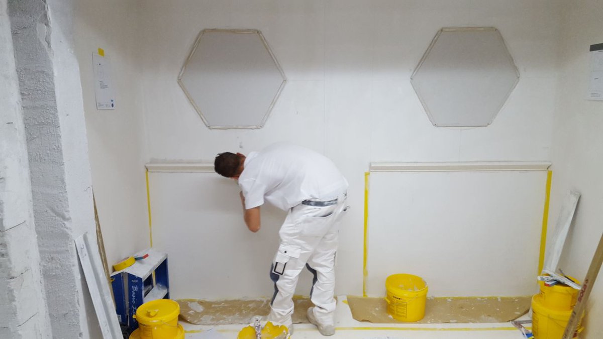 De spanning stijgt bij de #stukadoors. Zij zijn nog altijd hard aan het werk bij de #vakwedstrijd #skillsheroes.