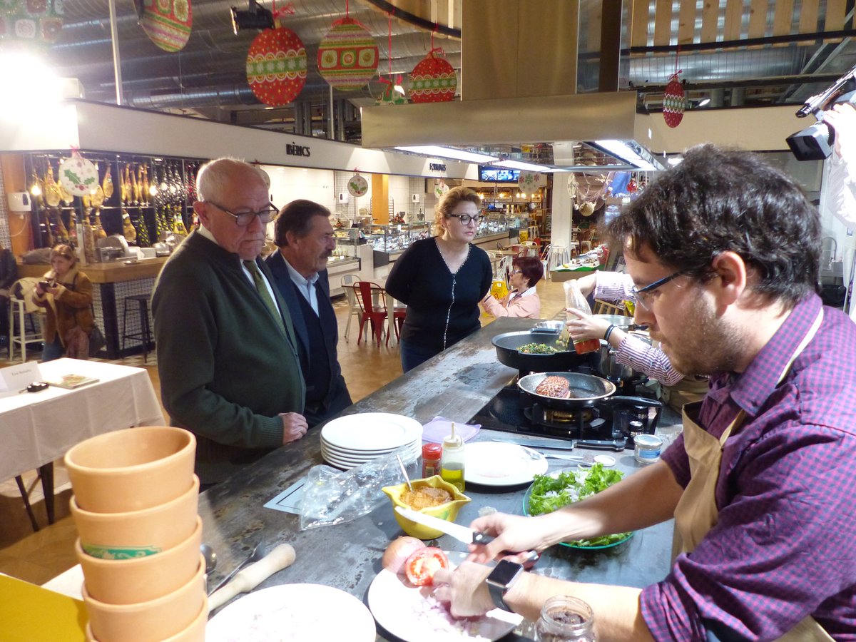 Gaudint amb <a href="/laLlotjaDO/">La Llotja DO Terra i Mar</a> amb els finalistes del concurs "La Cuina de Casa, receptes tradicionals" i el jurat al <a href="/Coolinarymarket/">Coolinary Market</a> de #SantPeredeRibes  <a href="/productesterra/">Productes de la Terra</a> @bcnmoltmes <a href="/mancomunitatPG/">Mancomunitat Penedès-Garraf</a> <a href="/RHSugranyes/">Rosa HuguetSugranyes</a> #AbigailGarrido <a href="/santperederibes/">Sant Pere de Ribes</a> <a href="/isidrealso/">Isidre Also</a>