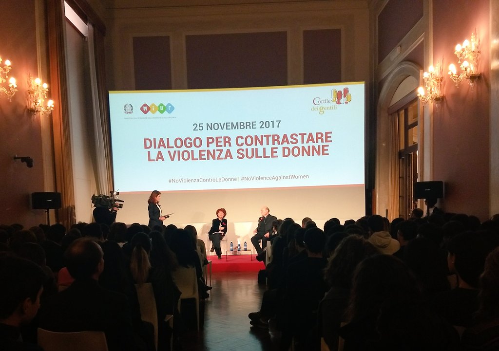 MIsocialTW's tweet photo. "Oggi dialoghiamo con studentesse e studenti perchè la scuola ha un ruolo fondamentale nella lotta alla #violenzacontroledonne. Per questo abbiamo emanato le linee guida per la prevenzione della violenza di genere" @valeriafedeli 
#Noviolenzacontroledonne #Rispettaledifferenze https://t.co/81pylgbHDV