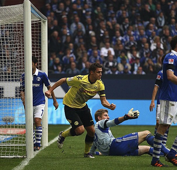 sebastiankehl's tweet photo. Ja, der @BVB steckt in einer Krise! Ja, Kritik ist bei den Ambitionen berechtigt. Aber: wir haben viel schwierigere Zeiten erlebt! Und eines gelernt: Es geht nur zusammen! #EchteLiebe haben wir in Dortmund nie ausschließlich an Ergebnissen fest gemacht! #Weghauen #DERBY #BVBS04 https://t.co/EUQ5djTAvC