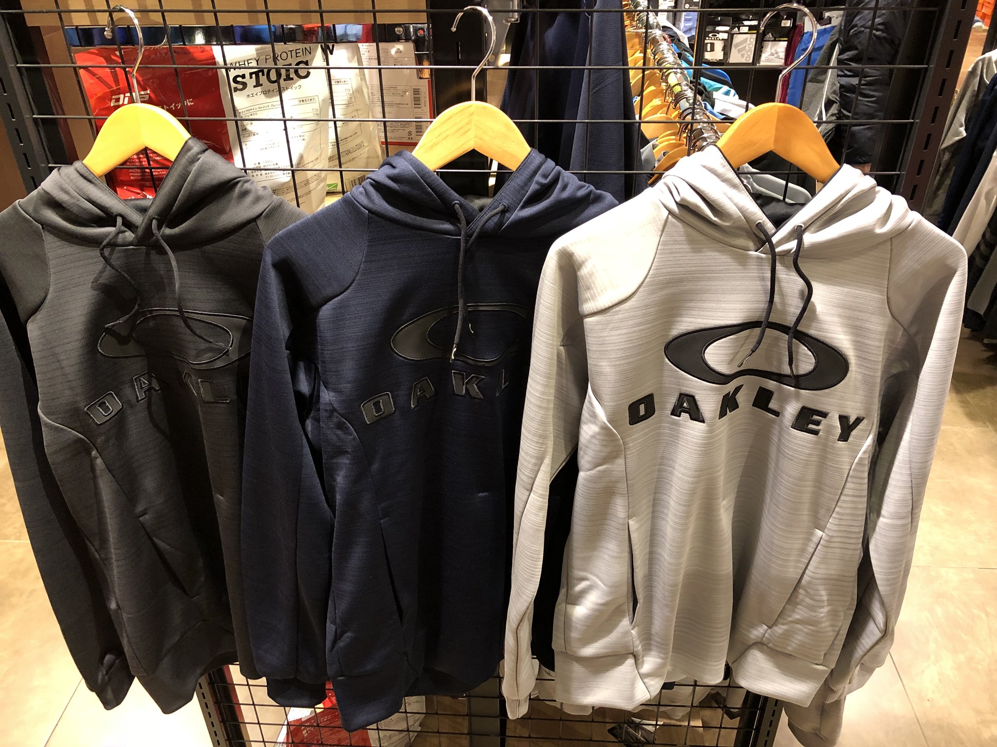 スポーツマリオマルイシティ横浜店 Oakley オークリー パーカー入荷いたしました オークリー の文字とビックロゴが正面にあり とてもかっこいいです 品番 jp 7300 Tax 5990 Tax スポーツマリオ Sportsmario 横浜 Yokohama 横浜駅