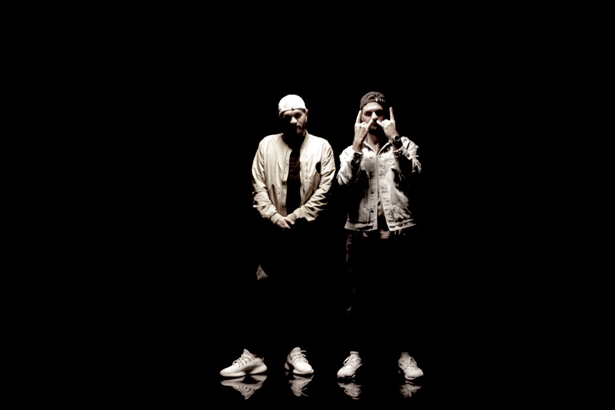 MohFlowMusic's tweet photo. First time I really sang on a record. I was 17 and @LupeFiasco was my favorite rapper. @AyProduction guided me through my sound as a teenager. That shit helped me find myself forever. This man is the foundation. #HRMNY https://t.co/nlghYEqfx5