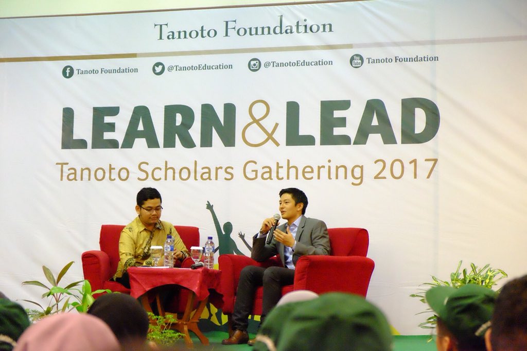 AndTanoto's tweet photo. Thank you @RHaryantoracing for visiting us in @RAPP_Official Kerinci to share with our @tanotoeducation scholars leadership and life skills required to be a @F1 driver. Indonesia’s future next generation is brighter than ever! #TSG2017 https://t.co/9q2NBi0Lkv