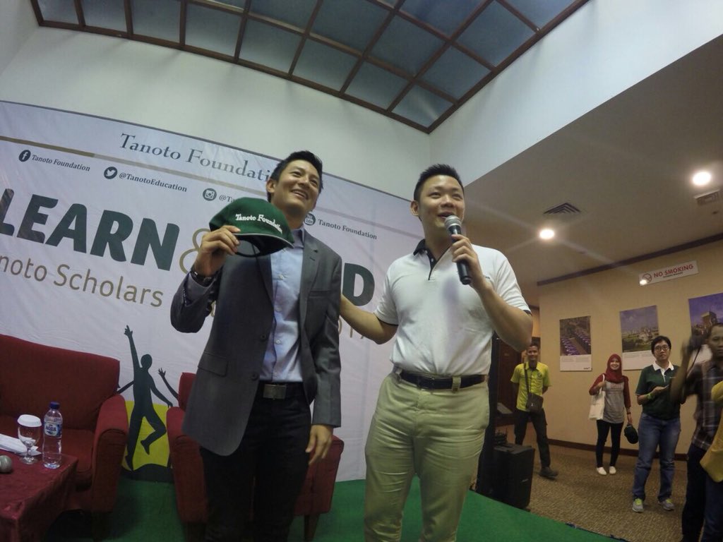 AndTanoto's tweet photo. Thank you @RHaryantoracing for visiting us in @RAPP_Official Kerinci to share with our @tanotoeducation scholars leadership and life skills required to be a @F1 driver. Indonesia’s future next generation is brighter than ever! #TSG2017 https://t.co/9q2NBi0Lkv