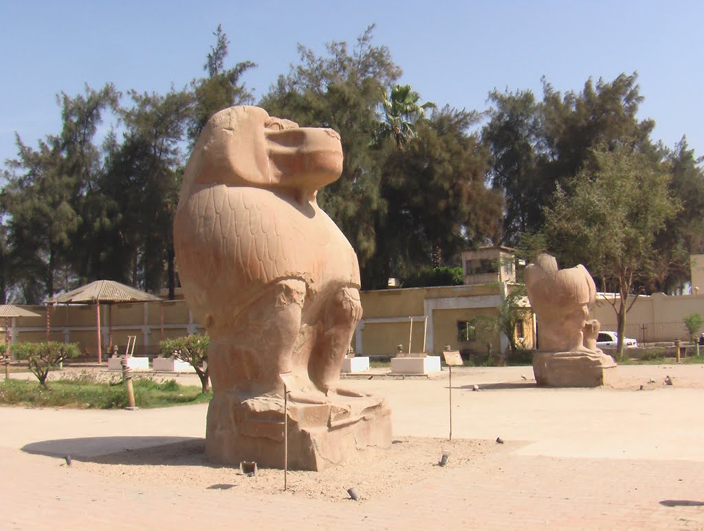 岡沢 秋 Maat ヘルモポリスのトト神殿って10年くらいまでは形が残ってたのでスケッチ画とかあるんだけど その面影があまり再現されてなかった アブ シンベル神殿を作ろうとしたけど没ったのでデザインを使いまわしました みたいな謎の岩窟神殿に