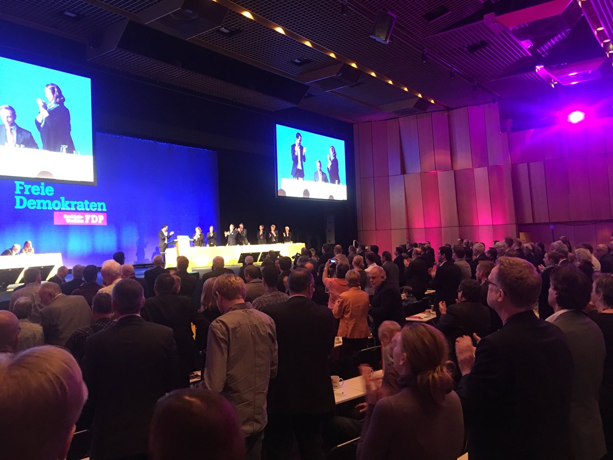 Uckrow's tweet photo. Starker Rückhalt - standing ovations für #FDP Chef @c_lindner beim #ltp17 der @fdp_nrw für kluge Entscheidungen in #Berlin https://t.co/wrj2WgItju