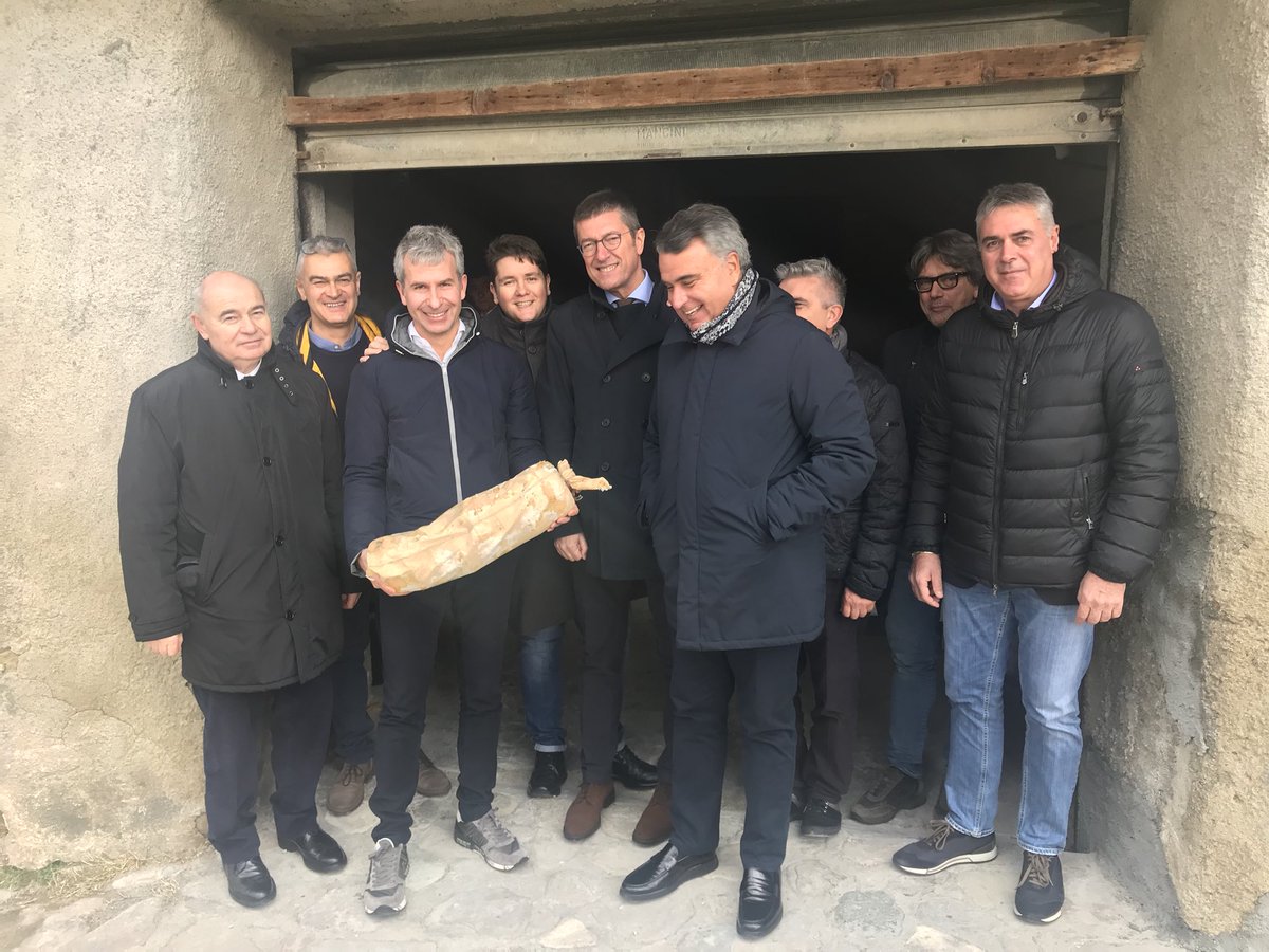 ELodolini's tweet photo. Come da tradizione oggi a #Talamello con la Cooperlat-Trevalli per celebrare il rito della sfossatura #fossa #formaggio https://t.co/RqVROmGe7W