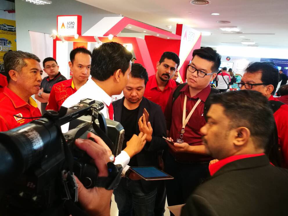 AmBankMY's tweet photo. #RTM, #BorneoPost &amp; #NST graciously dropped by &amp; gave us an exclusive interview! The team brought them through of digital activation &amp; the easy applications. We also took them to the FINCO booth. BNM Assistant Governor Abu Hassan joined us again! Thank you 
#AmBank #TeamAmBank https://t.co/B6DhIXNcEx