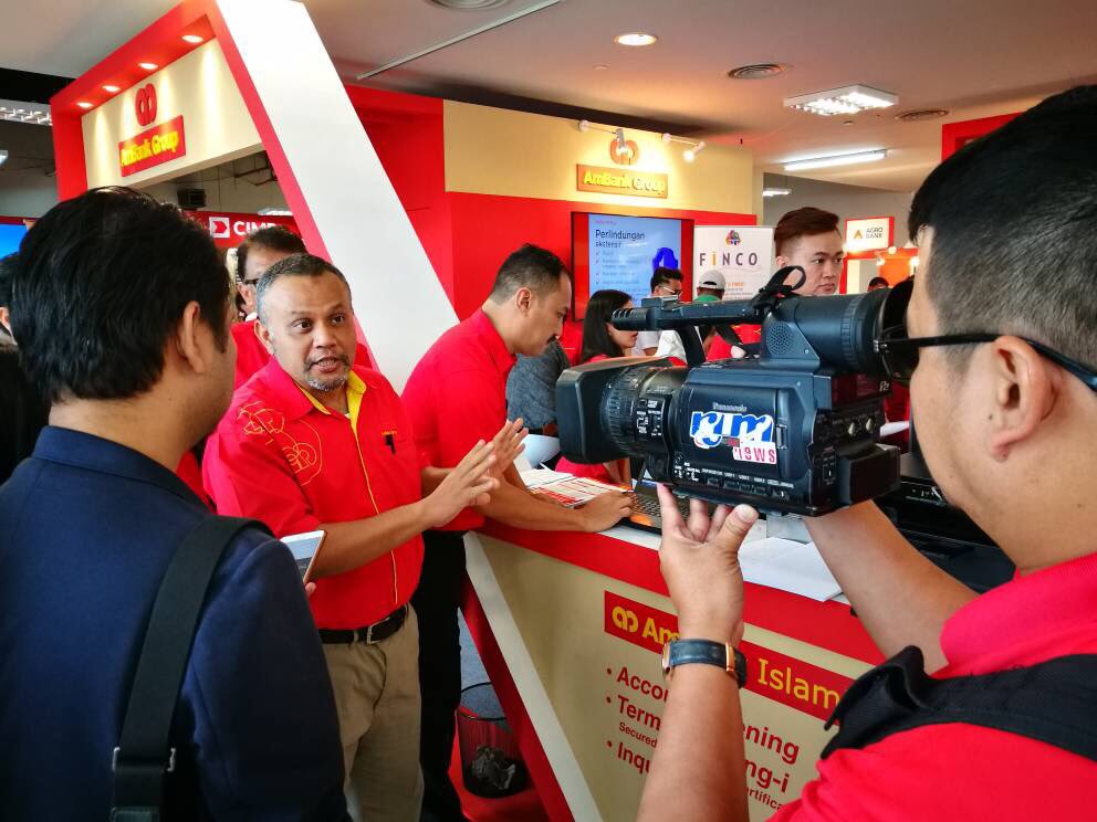 AmBankMY's tweet photo. #RTM, #BorneoPost &amp; #NST graciously dropped by &amp; gave us an exclusive interview! The team brought them through of digital activation &amp; the easy applications. We also took them to the FINCO booth. BNM Assistant Governor Abu Hassan joined us again! Thank you 
#AmBank #TeamAmBank https://t.co/B6DhIXNcEx