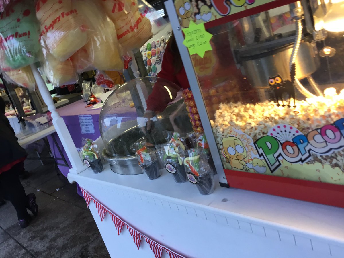 tamesideradio's tweet photo. @TillytheTrailer is here at the Hyde Christmas light switch on  and many other stalls. https://t.co/TOMvoLsH7J