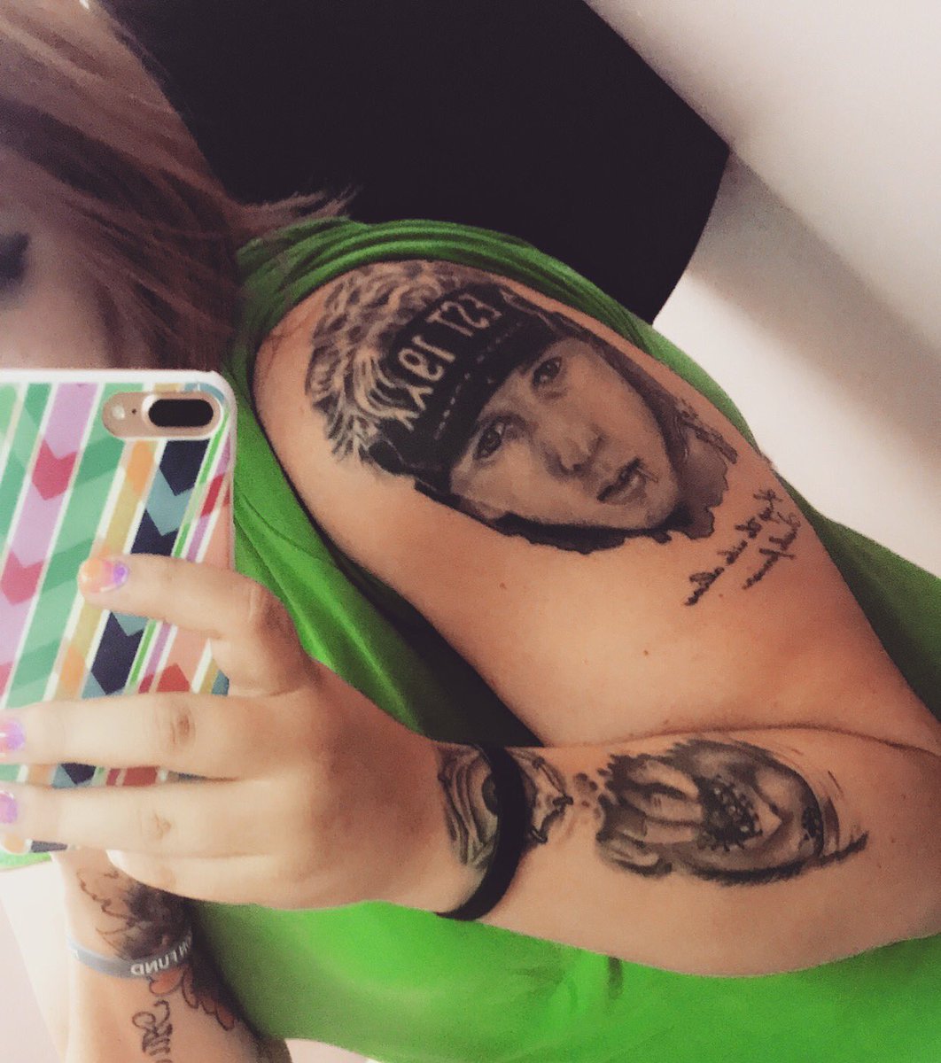 LacedUp_Jacki's tweet photo. I save your pictures , I save your videos , I save your music .. well because ; you saved my life . 💯 @machinegunkelly https://t.co/qcBNaMYIgR