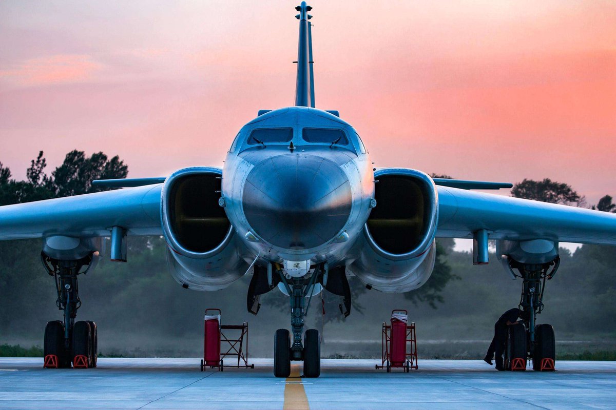 китайский бомбардировщик xian h 6k. Xian h-6n. H 06. китайский бомбардировщик h-6n. хун 6к бомбардировщик.