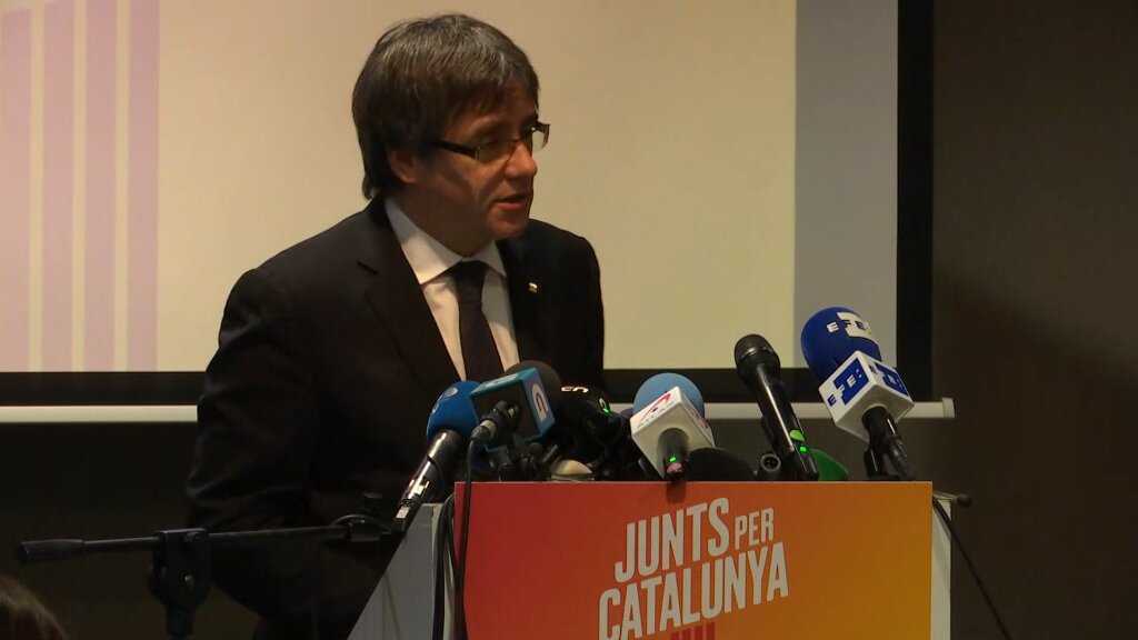 Puigdemont: "Ens cal ser militants de Catalunya. La cosa no va només de partits, va de Catalunya" bit.ly/15Kb0IZ
