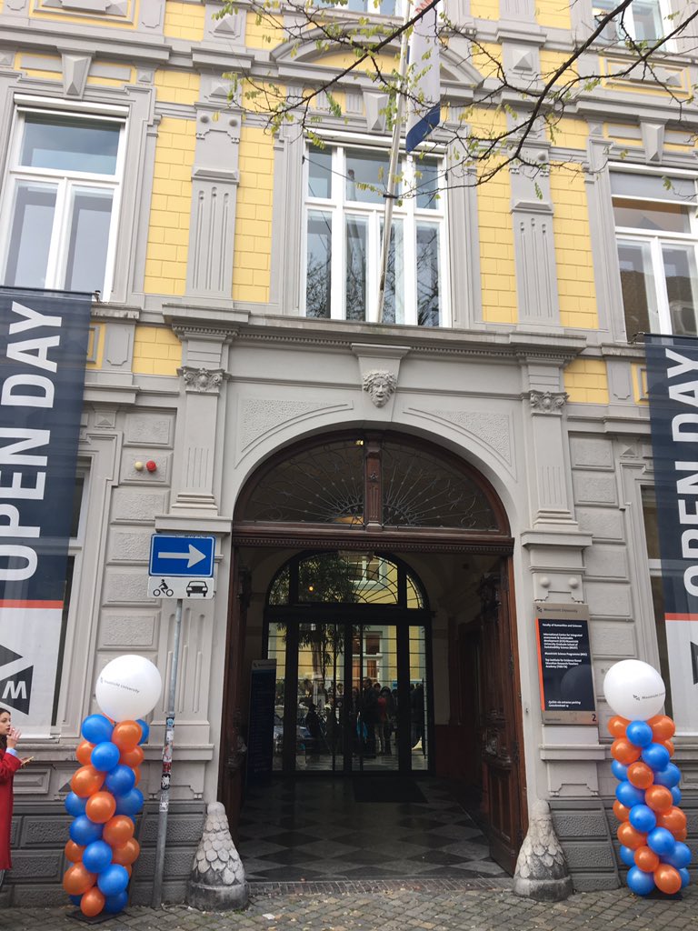 Rianneletschert's tweet photo. Also our Maastricht Science Programme busy with interested students and parents @maasuniversity #bod17. The snake does it..! https://t.co/FvkliM8eGe