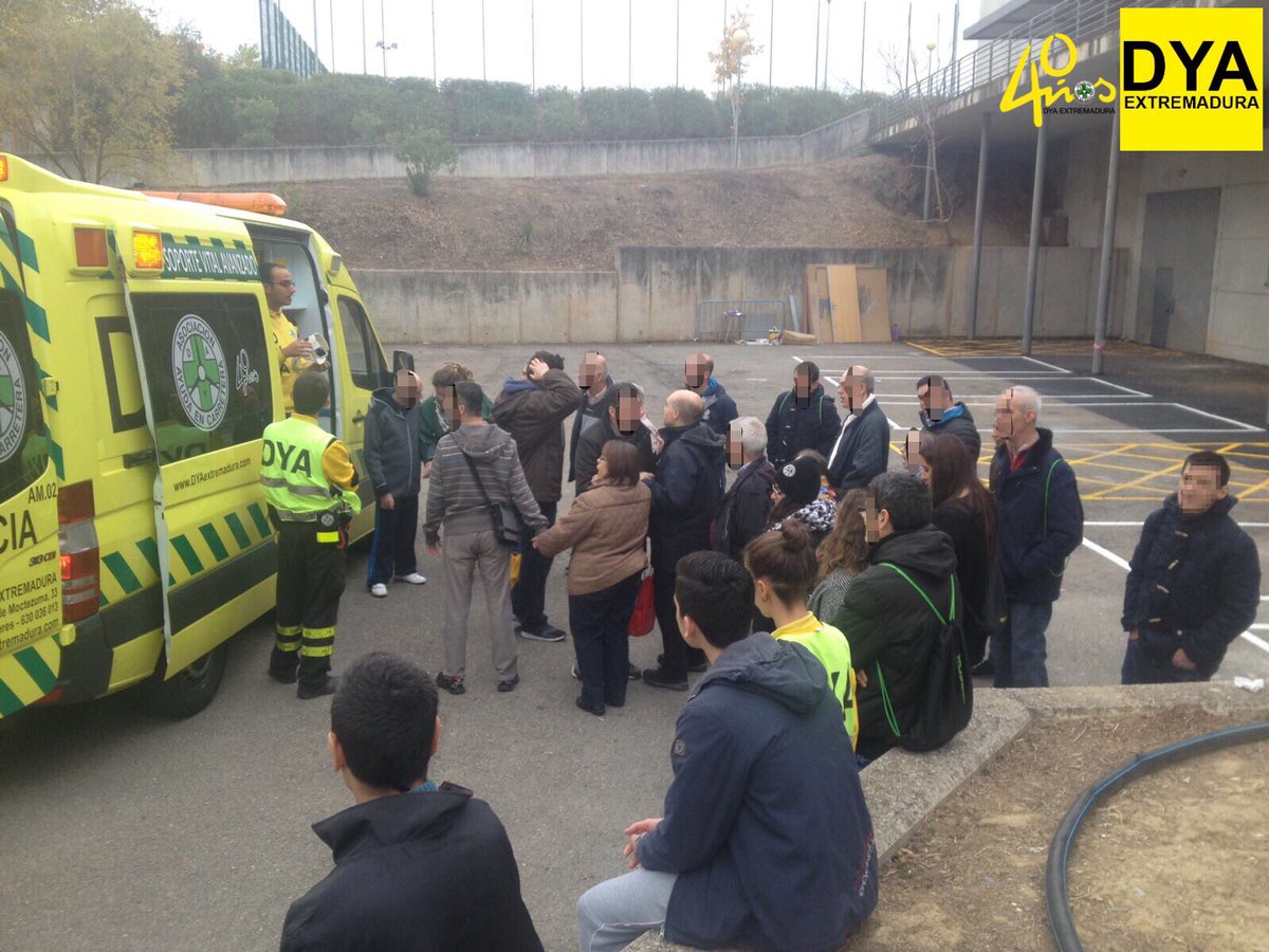DYAExtremadura's tweet photo. Esta mañana los usuarios de la Asociación #Novaforma de #Cáceres visitan nuestros aparcamientos, donde les hemos realizado una exhibición de distintas técnicas de trabajo y les hemos enseñado nuestros vehículos. https://t.co/ceZAdWAmF1