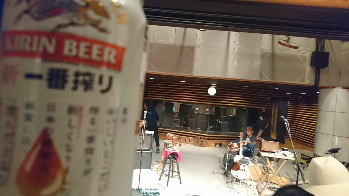 namataraco29's tweet photo. TOKYO FMのキリンビール Good Luck ライブの公開収録に行ってきました。
アーティストが目の前!生声が届く贅沢な空間。
Caravanの心地よい歌声とギター、そしてサポートのハーモニカの方もサイコーでした♪
みんなでカンパーイ!
誘ってくれたAちゃんありがとう♪
#kbll https://t.co/sVylhSpymA