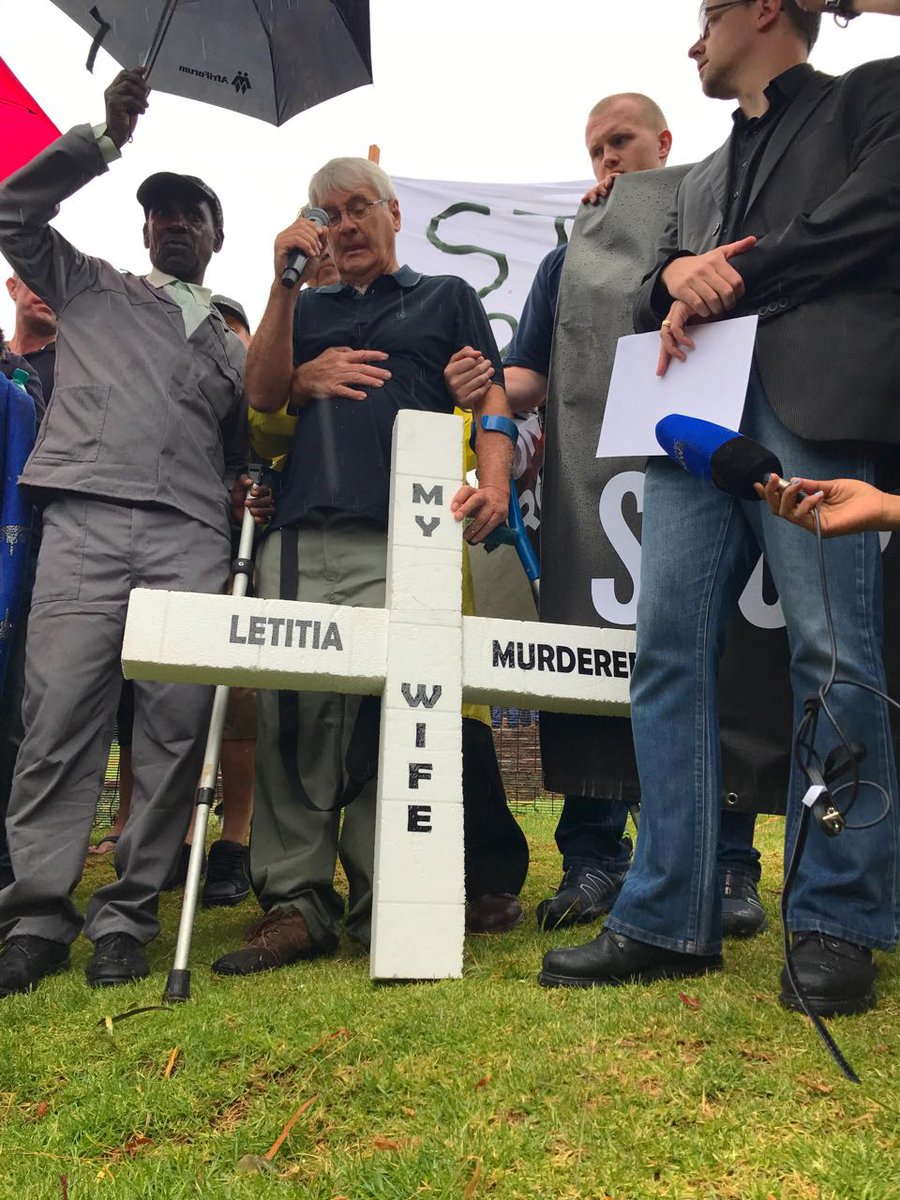 HillelCoetzer's tweet photo. Dankie vir elkeen wat vandag, ten spyte van die reën, saam gestap het teen plaasmoorde. #stopdiemoorde #OnsRou #AfriForum https://t.co/zLXD0Timk9